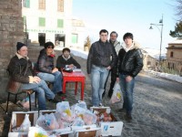 Distribuzione delle arance della salute a Corinaldo