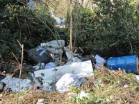 Discarica a cielo aperto con i rifiuti in bella mostra