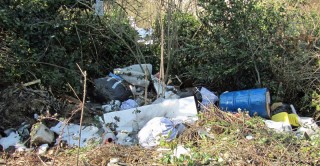 Discarica a cielo aperto con i rifiuti in bella mostra