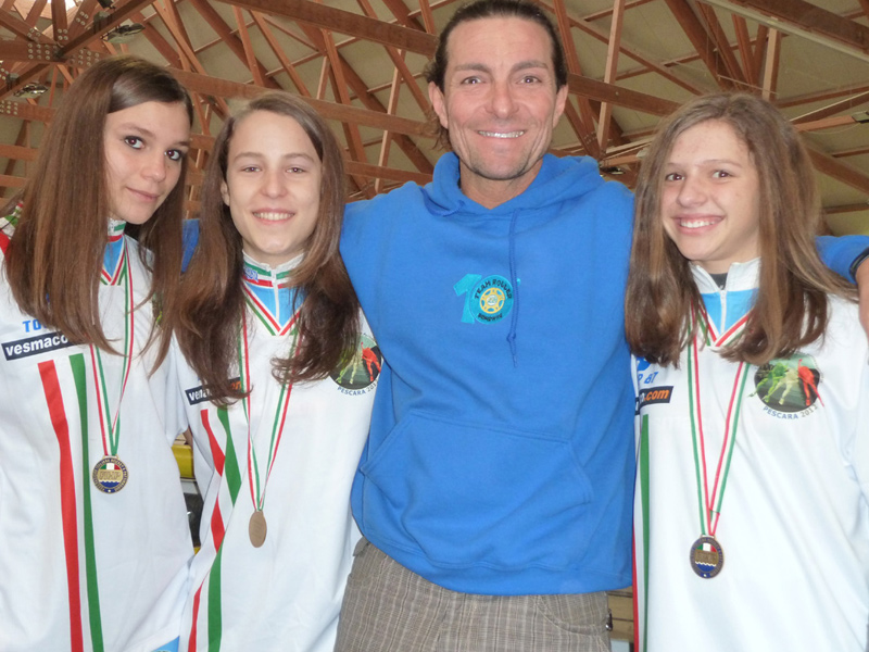 Mauro Guenci e le atlete del Team Roller di Senigallia