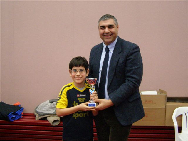 L'Assessore Campanile con un ragazzo del Tennistavolo Senigallia vincitore al CSI