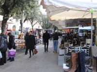 Bancarelle per il mercato del giovedì in piazza del Duomo a Senigallia