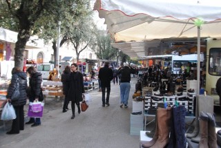 Bancarelle per il mercato del giovedì in piazza del Duomo a Senigallia