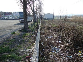 Rifiuti area di sosta via Podesti Senigallia