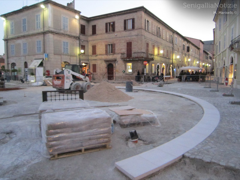 Lavori in piazza Saffi a Senigallia. Foto di Massimo Mariselli per Senigallia Notizie.