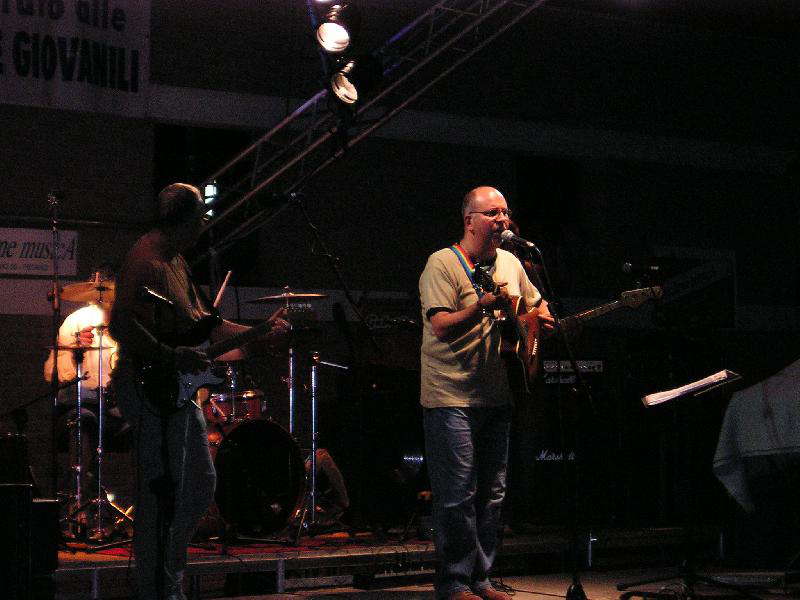 La band "4x70" durante un'esibizione