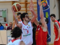 Mirco Pierantoni in azione. Foto di Giorgio Diamantini per la Pallacanestro Senigallia ASD