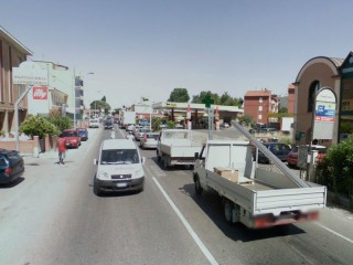 Attraversamento pedonale lungo la Statale Adriatica nord a Senigallia
