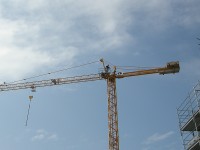 Operaio sulla gru di un cantiere edile a Senigallia