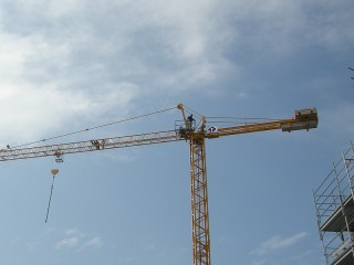 Operaio sulla gru di un cantiere edile a Senigallia
