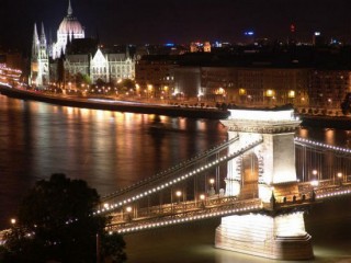 Budapest e il fiume Danubio. Foto in notturna tratta da giuseppecolucci.wordpress.com