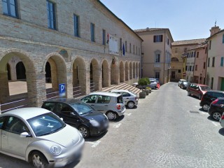 Comune di Serra de' Conti: la sede del Municipio a sinistra, la sede del CoGeSCo al centro