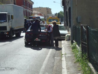 L'auto finita contro la recinzione