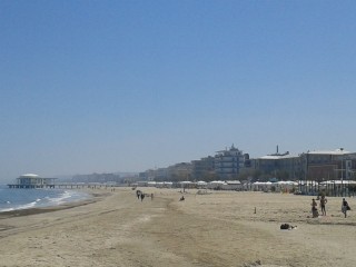Prime tintarelle sulla spiaggia di Senigallia
