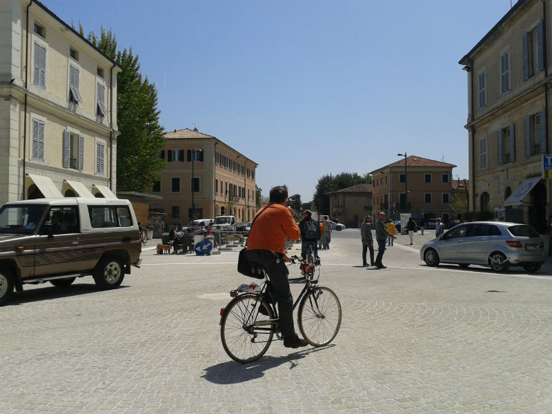 Traffico di auto, bici e pedoni in piazza Saffi a Senigallia