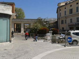 Traffico in piazza Saffi a Senigallia, sotto gli occhi della Polizia Municipale