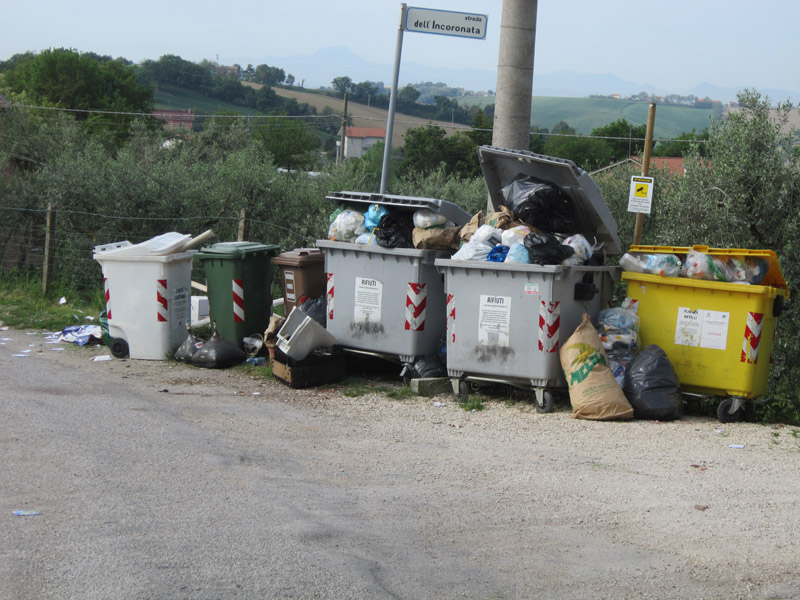 Bidoni per la raccolta differenziata in via delle Grazie, Senigallia