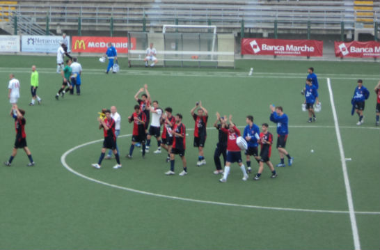 I giocatori della Vigor Senigallia salutano i propri tifosi al termine del match