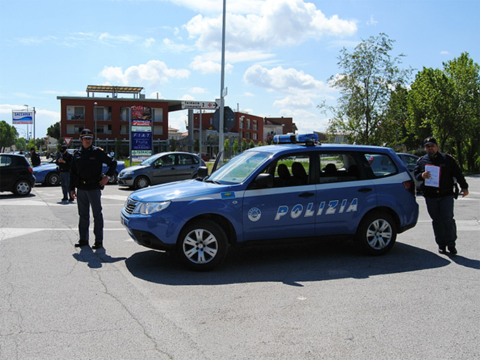 Auto della Polizia durante un controllo a Senigallia