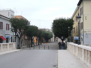 Via Carducci a Senigallia e il ponte II Giugno