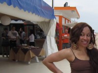 La cantante Ja'quita all'inaugurazione del Pata Pata Beach Restaurant