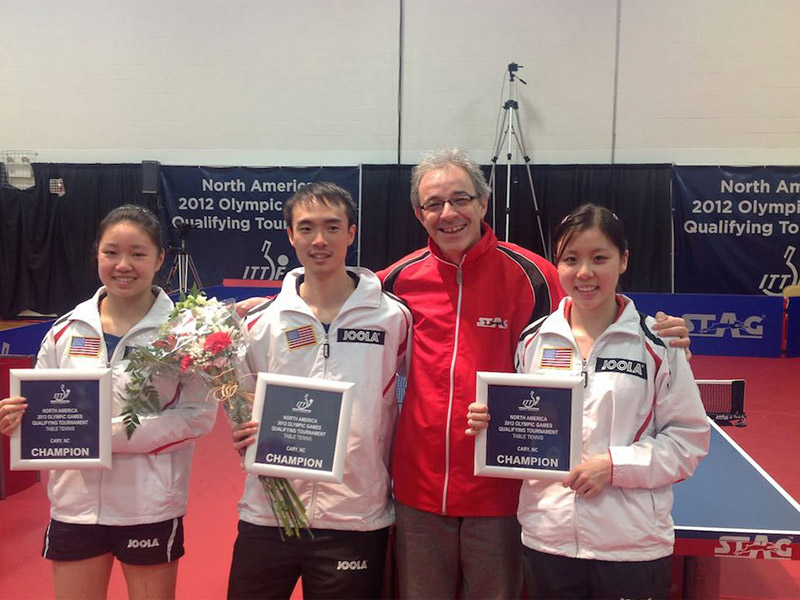 Massimo Costantini con i suoi tre atleti Lily Zhang, Timothy Wang e Ariel Hsing
