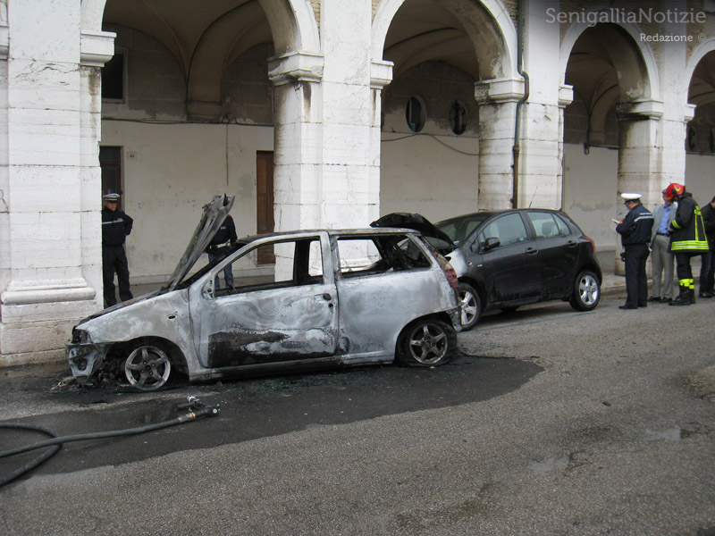 Incendio auto via Portici Ercolani, a Senigallia