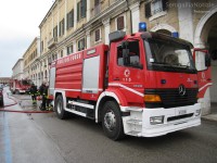 I Vigili del Fuoco impegnati nell'incendio lungo via Portici Ercolani