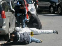 I rilievi degli inquirenti sul luogo dell'attentato a Roberto Adinolfi