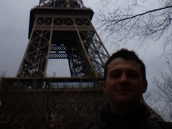 Simone Piangerelli davanti la Tour Eiffel