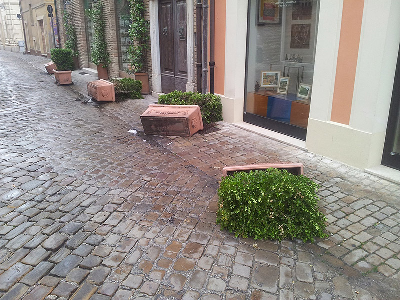 Danneggiamenti in centro storico a Senigallia