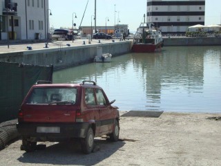 Auto ripescata nelle acque del porto di Senigallia