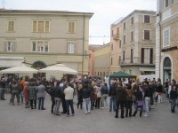 Sit-in in piazza a Senigallia dopo l'attentato di Brindisi