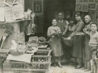 Il negozio di frutta e generi vari di Fermigliano Barchiesi e la sua famiglia, nel 1922
