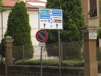 Il cartello di canalizzazione del traffico all'incrocio tra via Mercantini e via Bolzano