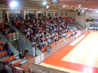Il pubblico della tribuna centrale contro Ferrara