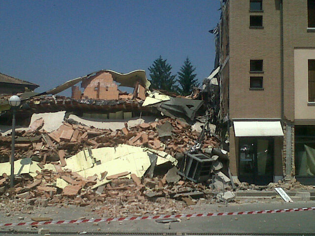 Un crollo dovuto al terremoto (foto da Twitter)