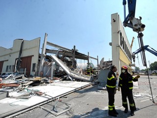 Capannone industriale crollato dopo il terremoto in Emilia Romagna