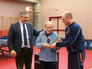 Enzo Pettineli (al centro)