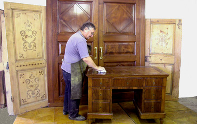 Restauratore di mobili antichi