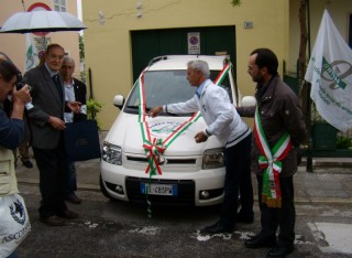 Taglio del nastro all'autovettura
