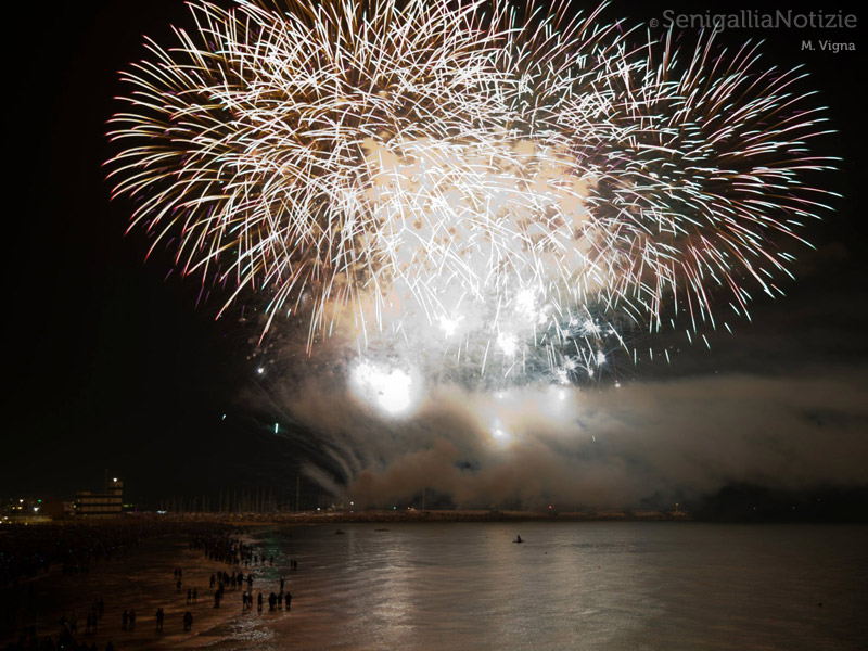 Fuochi d'artificio dal molo di Senigallia. Foto di Massimiliano Vigna