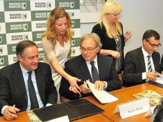 Il presidente Spacca ha firmato un'intesa per il sostegno al sistema turistico ricettivo regionale