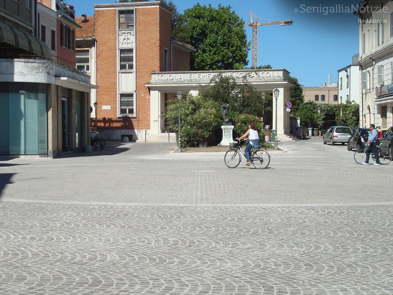 Piazza Saffi e la scuola G.Pascoli a Senigallia. Foto di Francesca Morici per SenigalliaNotizie.it