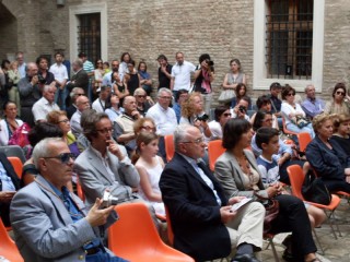 Pubblico inaugurazione mostra "Graffiature"