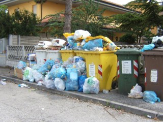 Rifiuti ad Ostra: la situazione a Pianello, in via S. Girolamo