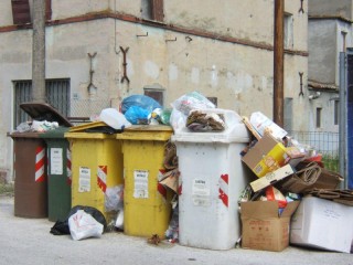 Rifiuti ad Ostra: la situazione a Pianello, in via ex Arceviese