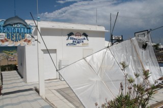 Il gazebo divelto dal forte vento