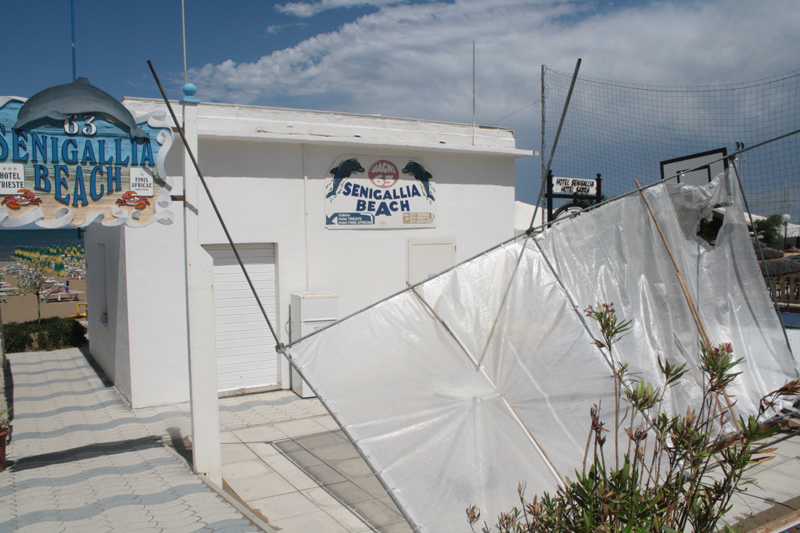 Il gazebo divelto dal forte vento