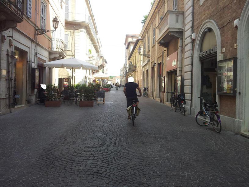In bicicletta per il corso di Senigallia: una scena destinata a sparire